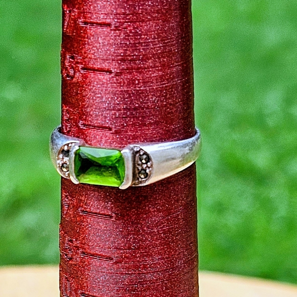 Vintage 925 Peridot with Gr Gemstone. Size 8.5